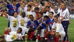 Le-12-juillet-1998-les-Bleus-soulevaient-la-Coupe-du-monde-au-Stade-de-France.jpg